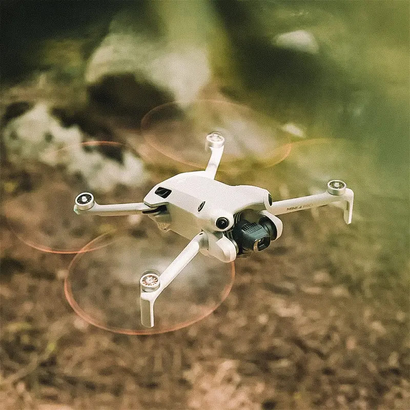 Drone voando ao pôr do sol